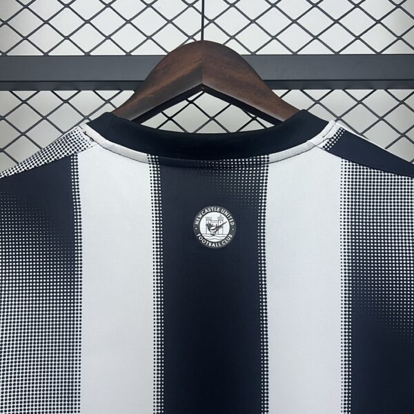 Camiseta Newcastle United 2024/25 Local - vista trasera