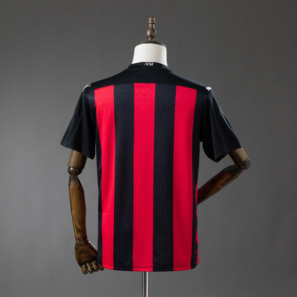 Camiseta AC Milan 2021/22 Local Retro - detalle del patrocinador Emirates