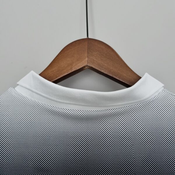 Camiseta AC Milan 1996/97 Retro Entrenamiento - detalle del logo Lotto y sponsor Opel