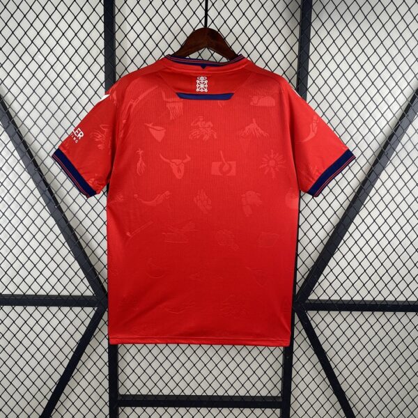 Camiseta Osasuna 2023/24 Local — detalle cuello y ribete