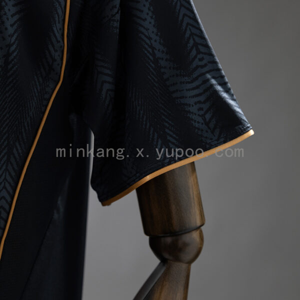 Camiseta Atletico Mineiro 2024/25 Tercera — detalle logo Adidas y franjas