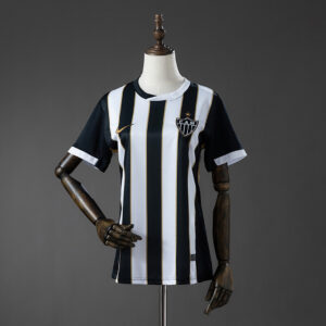 Camiseta Atlético Mineiro 2024/25 Local Mujer — detalle cuello y hombro derecho