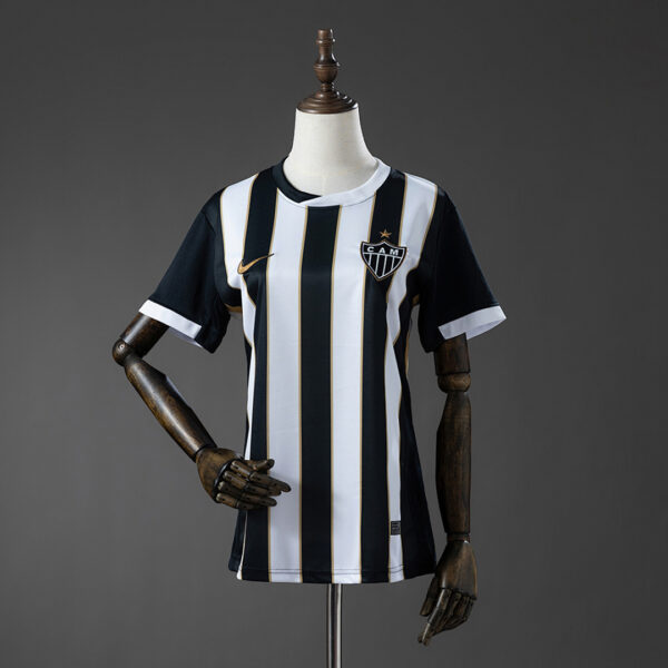 Camiseta Atlético Mineiro 2024/25 Local Mujer — detalle cuello y hombro derecho