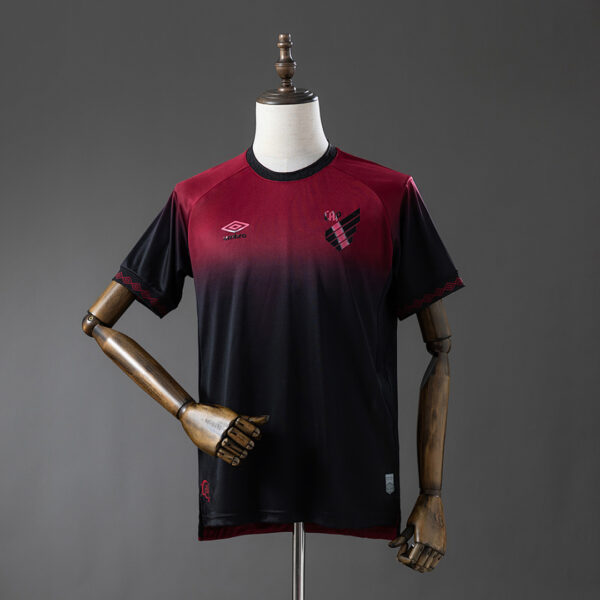 Camiseta Club Athletico Paranaense 2023/24 Tercera — detalle escudo CAP