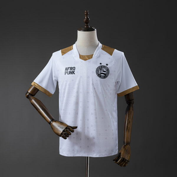Camiseta Esporte Clube Bahia 2020 Edición Especial AFRO PUNK — detalle cuello y hombro derecho