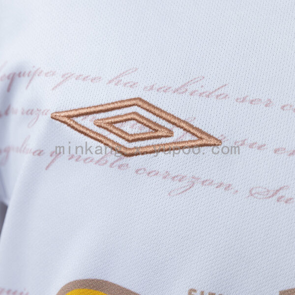 Camiseta Colo Colo 2011 Retro Local - detalle del logo Umbro y cuello en V