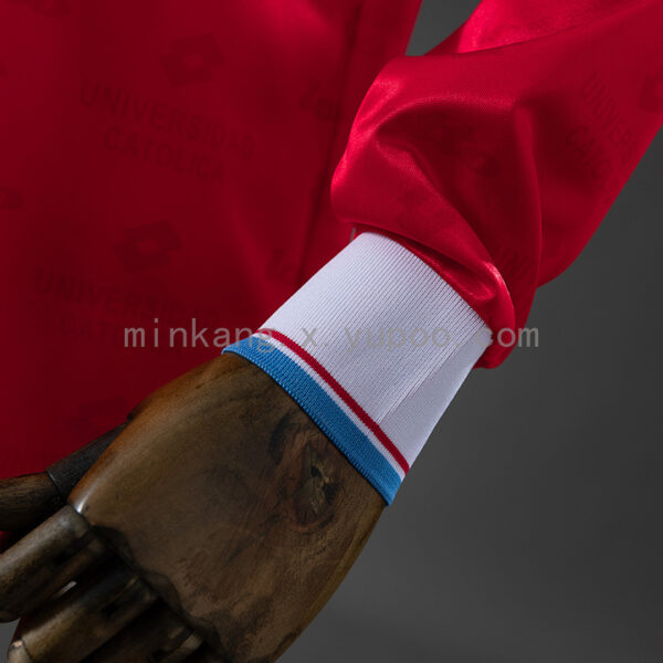 Camiseta Universidad Católica 1996 Retro Local Manga Larga - detalle franja azul en el pecho