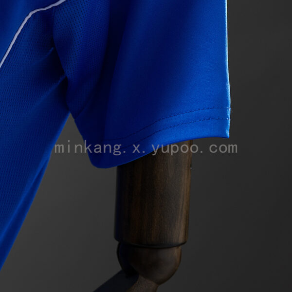 Camiseta Universidad de Chile 2024 Local - detalle cuello y texto "Eres mi vida entera"