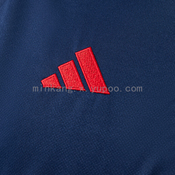 Camiseta Flamengo 2024 Entrenamiento — detalle cuello polo y franjas celestes en hombro