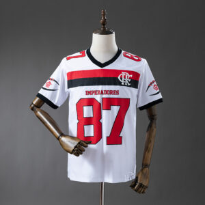Camiseta Flamengo 2023/24 Local — detalle del cuello en V y hombro izquierdo