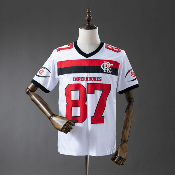 Camiseta Flamengo 2023/24 Local — detalle del cuello en V y hombro izquierdo