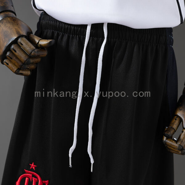 Camiseta Flamengo 2023/24 Visita — detalle de la manga con patrón rojo y negro