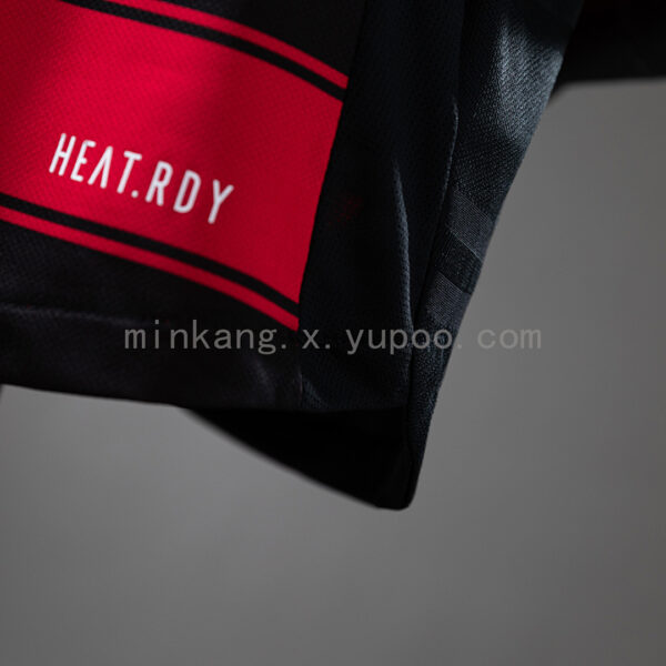 Camiseta Flamengo 2024/25 Local Version Jugador — detalle logo Adidas y franjas en hombro