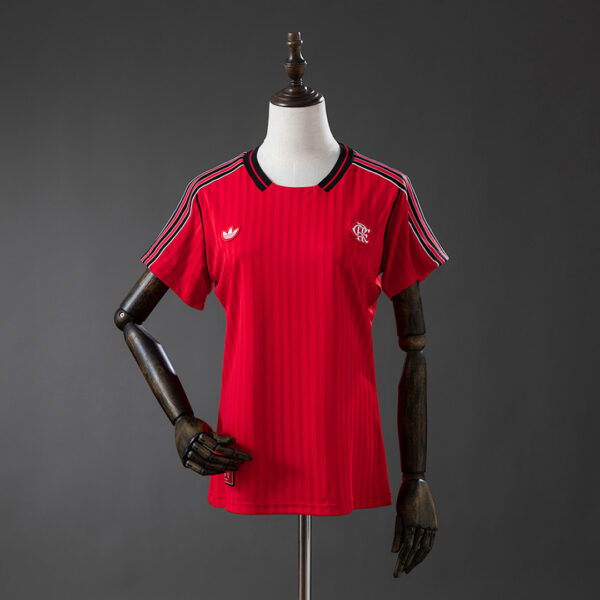 Camiseta Flamengo 1981 Retro Local — detalle escudo Flamengo