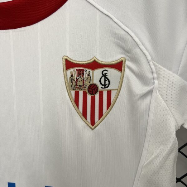 Camiseta Sevilla FC 2023/24 Local — detalle logo AEROREADY