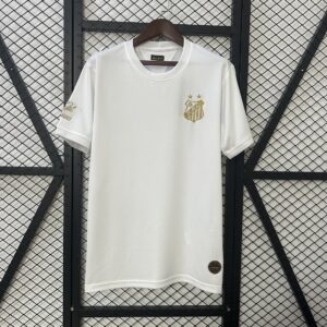Camiseta Santos 2024 Edición Especial Blanca — detalle cuello y marca Athleta
