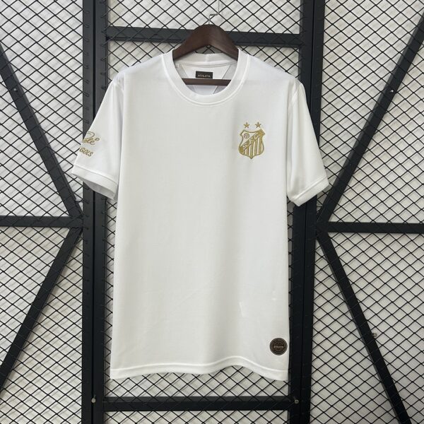 Camiseta Santos 2024 Edición Especial Blanca — detalle cuello y marca Athleta