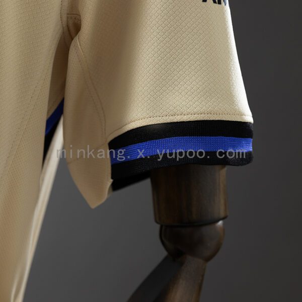 Camiseta Barcelona 2024/25 Visita Edición Especial Mamba — detalle cuello