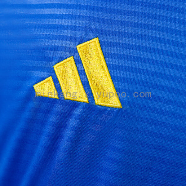 Camiseta Leeds United 2023/24 Visita - detalle distintivo de toros