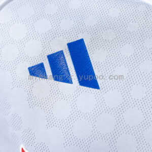 Camiseta Leeds United 2024/25 Local - detalle patrocinador Red Bull y textura