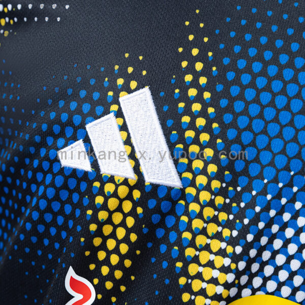 Camiseta Leeds United 2022/23 Tercera - detalle logo Red Bull