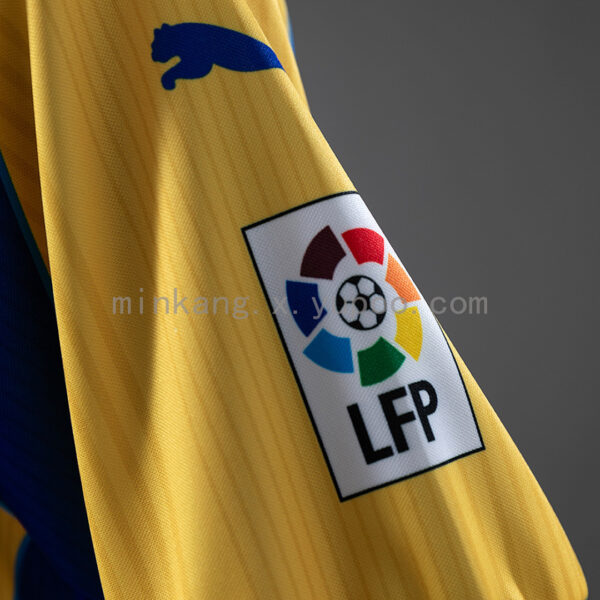 Camiseta UD Las Palmas 1990 Retro Local — detalle de la franja lateral azul y tejido