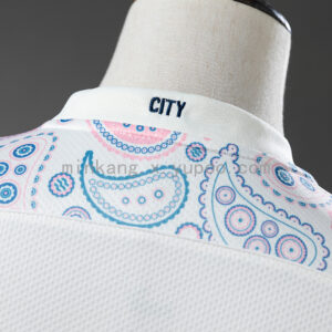 Camiseta Manchester City 2021 Tercera - detalle patrón paisley rosa y azul