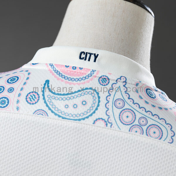 Camiseta Manchester City 2021 Tercera - detalle patrón paisley rosa y azul