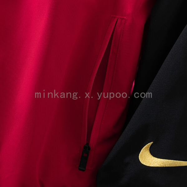 Camiseta Manchester United 2023/24 Cortaviento - detalle cuello y cremallera