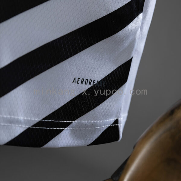 Camiseta Manchester United 2021 Tercera - detalle logo Adidas