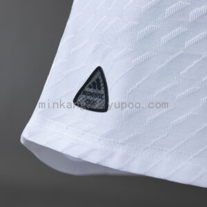 Camiseta Manchester United 2024/25 Tercera Versión Jugador - detalle cuello en V