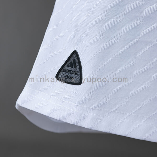 Camiseta Manchester United 2024/25 Tercera Versión Jugador - detalle cuello en V
