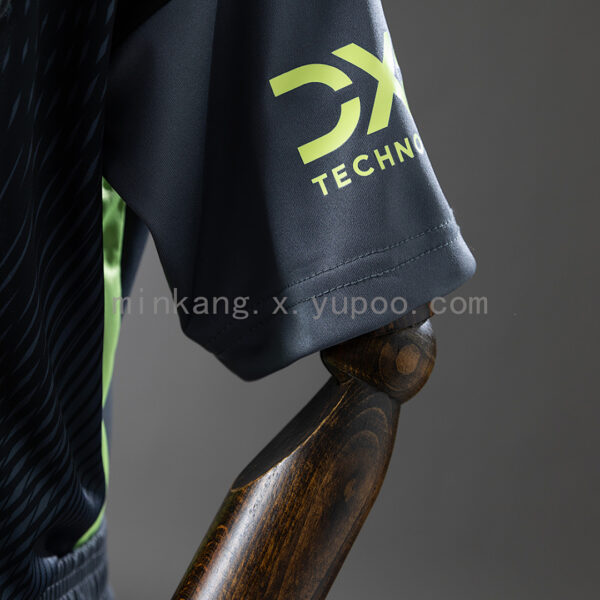 Camiseta Manchester United 2023/24 Entrenamiento Niño - detalle sponsor Snapdragon