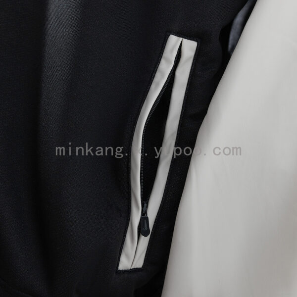 Camiseta Manchester United 2023/24 Chaqueta Adidas Originals Negra - detalle logo Adidas Trefoil