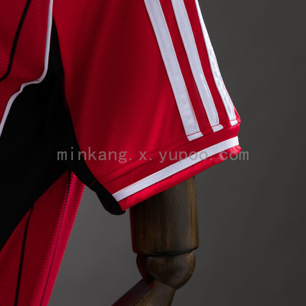 Camiseta Manchester United 2023/24 US Pack - detalle cuello abotonado