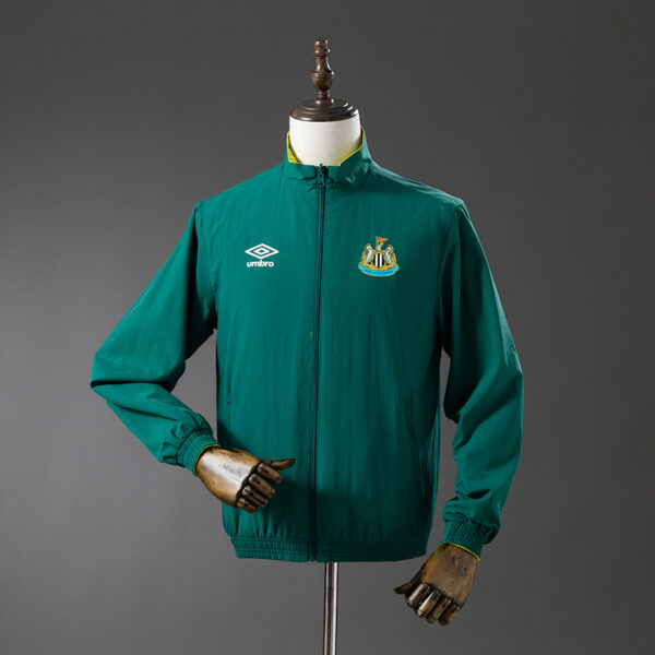 Camiseta Newcastle United 2023/24 Cortaviento Verde - detalle manga izquierda y dobladillo