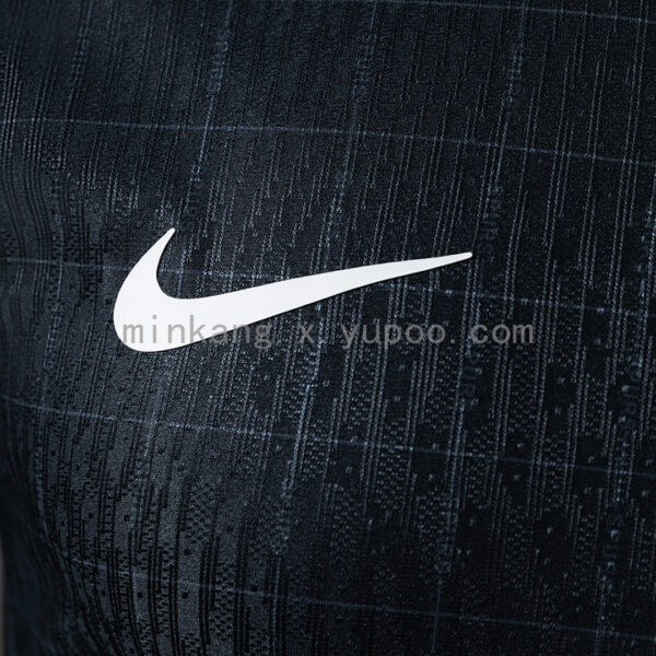 Camiseta Tottenham Hotspur 2023/24 Tercera Versión Jugador - detalle del patrocinador AIA y textura