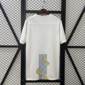 Camiseta Tottenham Hotspur 2024/25 Pre-Partido Edición Especial - detalle de logo Nike y serpiente dorada