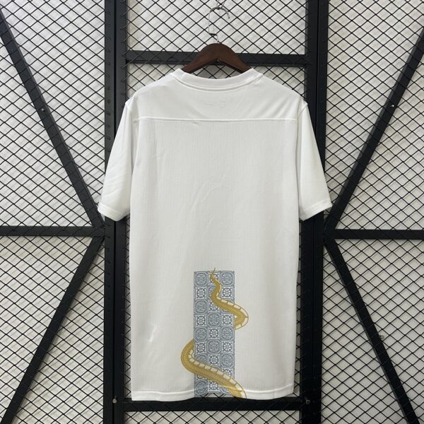 Camiseta Tottenham Hotspur 2024/25 Pre-Partido Edición Especial - detalle de logo Nike y serpiente dorada