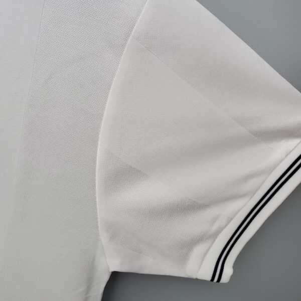 Camiseta Tottenham Hotspur 1983/84 Retro Local - detalle escudo Tottenham y UEFA 1983-84 Final