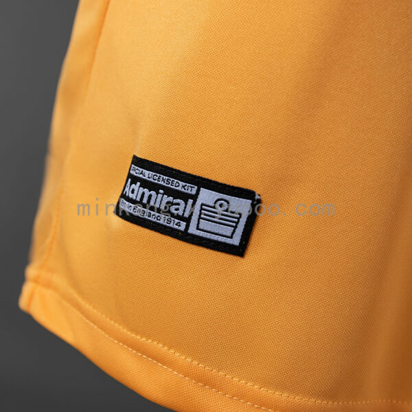 Camiseta Wolverhampton Wanderers 2003 Retro Local - detalle manga y brazo del maniquí