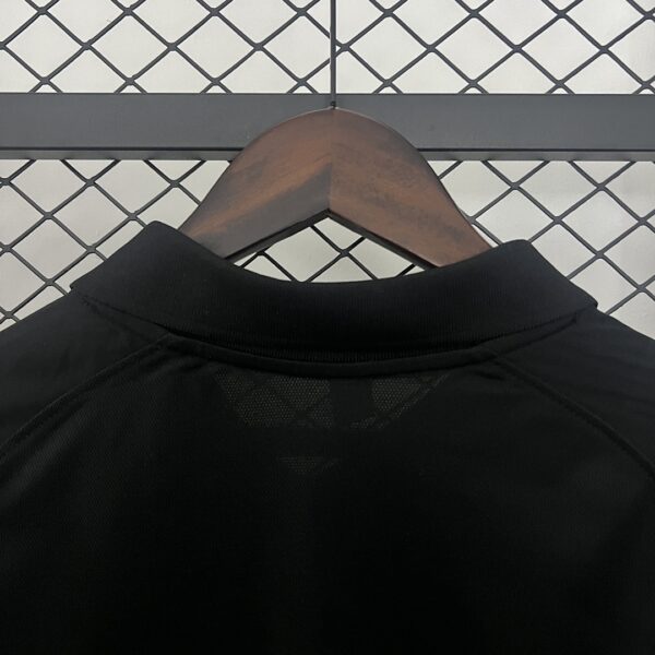 Camiseta Colo Colo 2025 Polo Entrenamiento - detalle sponsor JUGA BET