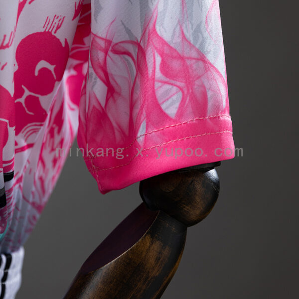 Camiseta Real Madrid Edición Especial Dragón Blanco y Rosa - detalle del patrón en la manga