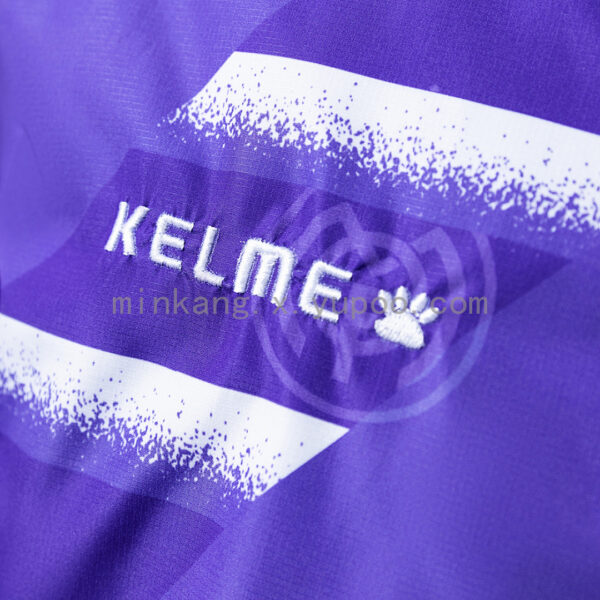 Camiseta Real Madrid 2024/25 Cortaviento — detalle capucha