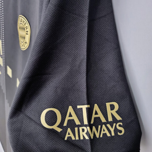 Camiseta FC Bayern München 2023/24 Visita - detalle franjas doradas en el hombro