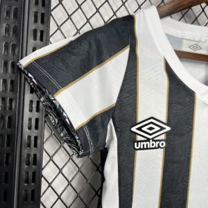 Camiseta Santos 2023 Local Mujer — detalle logo Umbro