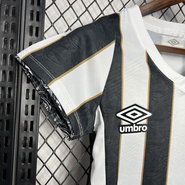 Camiseta Santos 2023 Local Mujer — detalle logo Umbro