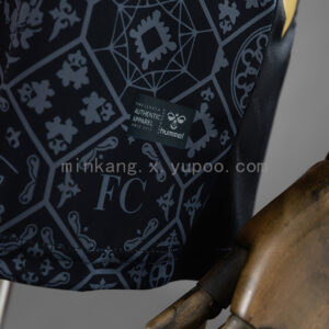 Camiseta 1. FC Köln 2023/24 Tercera - detalle logo Hummel