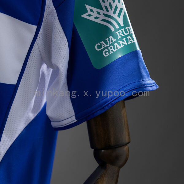 Camiseta Granada CF 2024/25 Visita — detalle patrocinador LOWI en banda inferior