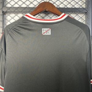 Camiseta River Plate 2023/24 Visita - detalle del puño de la manga